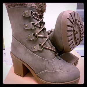 Taupe lace up boot.